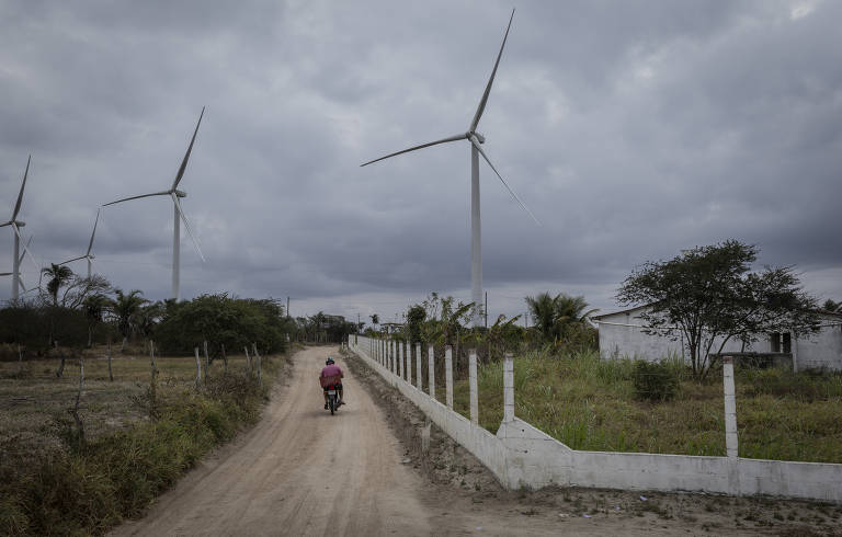 Por todos os lados da comunidade Sobradinho, zona rural de Caetés, a paisagem é composta por turbinas eólicas