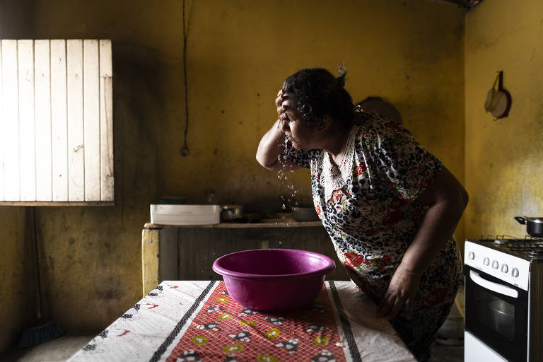 Retrato de Maria Aparecida de Moraes Ferreira (52), que desde a chegada das turbinas eólicas sofre com problemas de pele e inchaço pelo corpo