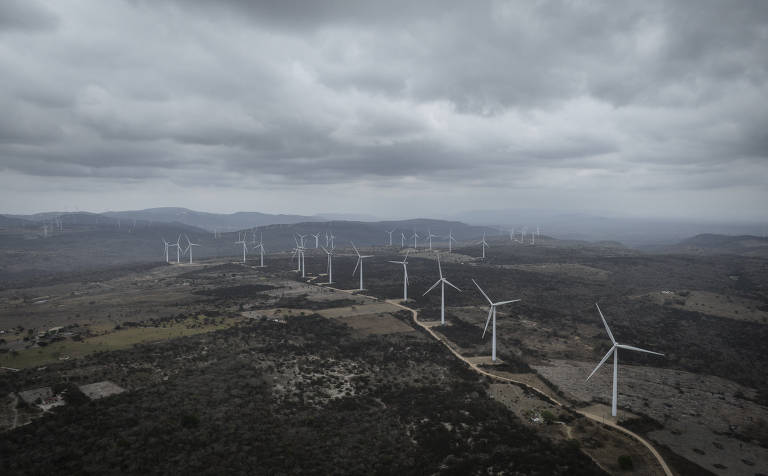 Na foto de drone, as turbinas de vento do parque eólico