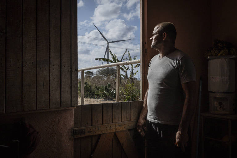 O produtor de leite João Alves de Araújo (47), que tem acumulado prejuízos em seu negócio, desde a chrgada das turbinas eólicas