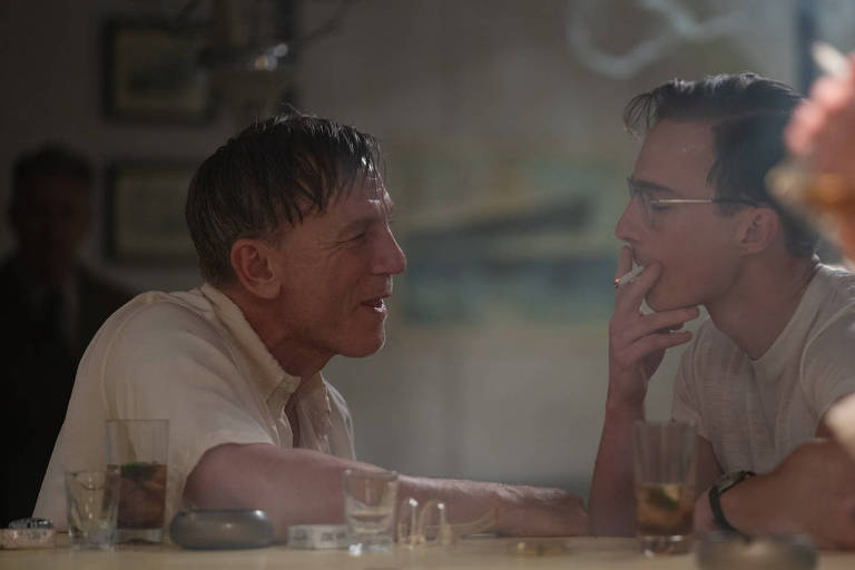 Daniel Craig e Drew Starkey em cena do filme 'Queer', de Luca Guadagnino