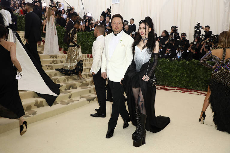 Elon Musk e Claire Boucher, a musicista mais conhecida como Grimes, comparecem ao Met Gala em Nova York. Boucher, que é mãe de três de seus filhos, está em uma longa briga legal com Musk e até agora se manteve longe do complexo em Austin, onde espera reunir todos os seus filhos, dos quais há pelo menos 11