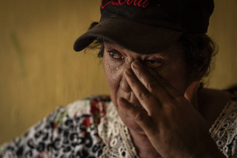 Maria Aparecida de Moraes Ferreira (52),se emociona ao relatar os problemas de saúde para reportagem da Folha