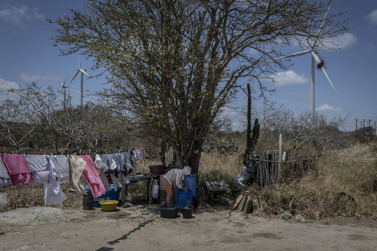 A agricultora Leidiane Inácio (32), lava roupas na casa da prima Vanessa Alves (29)