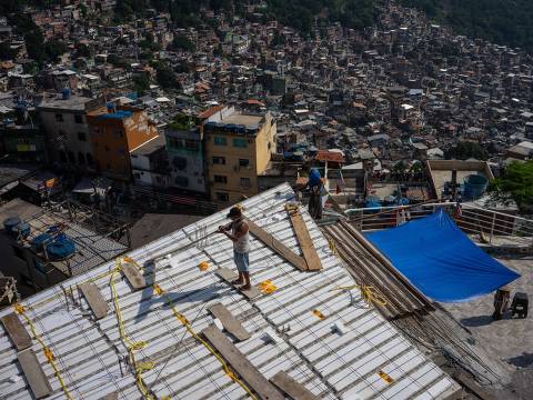 View from the top of Rocinha slum during a heatwave in Rio de Janeiro, Brazil, on November 17, 2023. The heatwave that has been affecting much of Brazil for several days continues, with stifling temperatures in cities like Rio de Janeiro, where the heat index reached a record of 58.5 °C (137.3 degrees Fahrenheit), as reported by authorities. (Photo by Tercio TEIXEIRA / AFP)