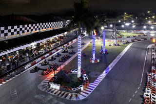 Pista para pilotar Kart na cidade de SP: usuarios participam a noite de corrida de kart na pista da Speedland Kart Center,  no bairro Tatuape