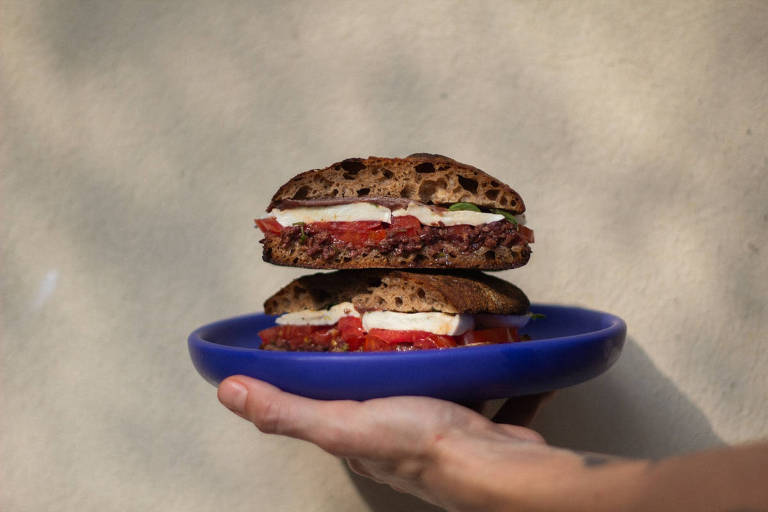 Sanduíche de muçarela de búfala, tomate, anchova e tapenade da padaria artesanal Lida