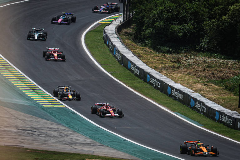 Carros na pista do autódromo de Interlagos