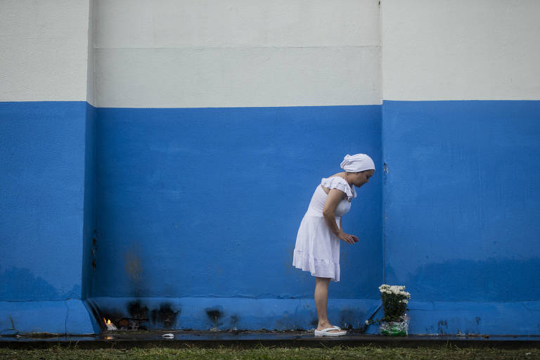 Concessionárias despejam pétalas de rosas em celebração de Finados em cemitérios em SP