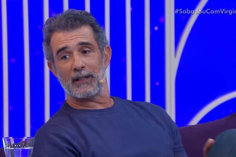 Homem de barba branca e camiseta azul