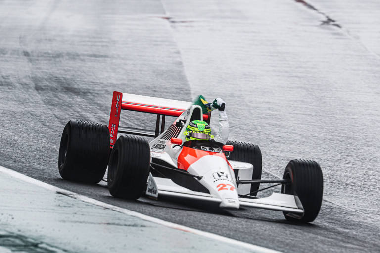 Lewis Hamilton pilota McLaren de Senna em Interlagos