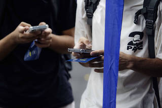 ENEM:  Antes da abertura dos portoes, candidatos fazem revisao no celular em frente a unidade UNIP (na rua Vergueiro)   para o primeiro dia de prova do Enem