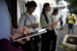 ENEM:  Antes da abertura dos portoes, candidatos fazem revisao no celular em frente a unidade UNIP (na rua Vergueiro)   para o primeiro dia de prova do Enem