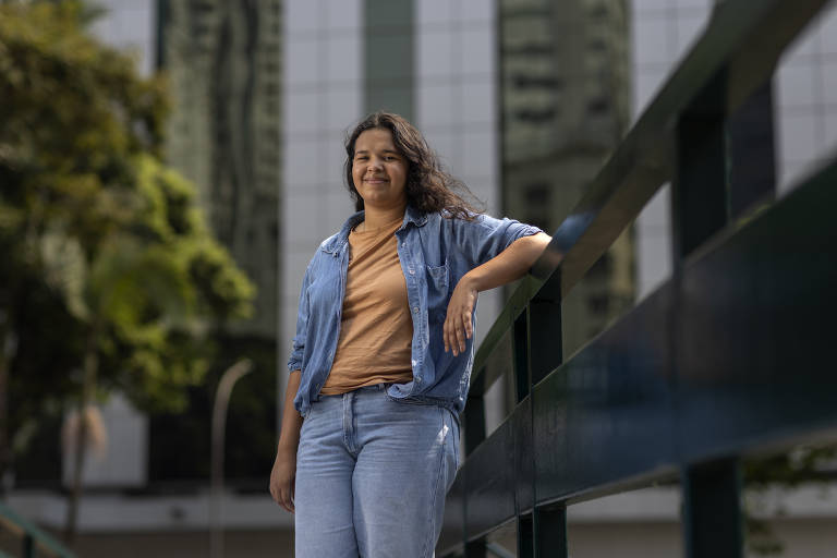 Rhayani Dias fundou a Politiqueiros Brasil para democratizar a educação política entre jovens, inspirada na experiência pessoal para melhorar o sistema de saúde após perder mãe para o câncer