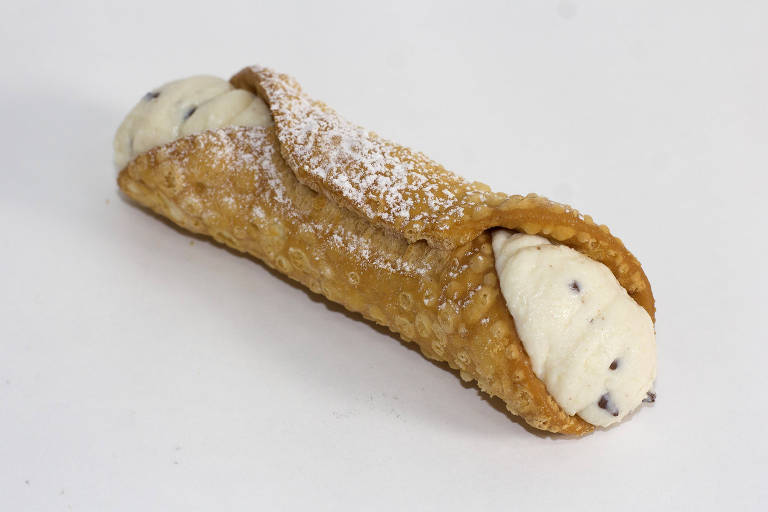 Cannolo tradicional da Carlo's Bakery