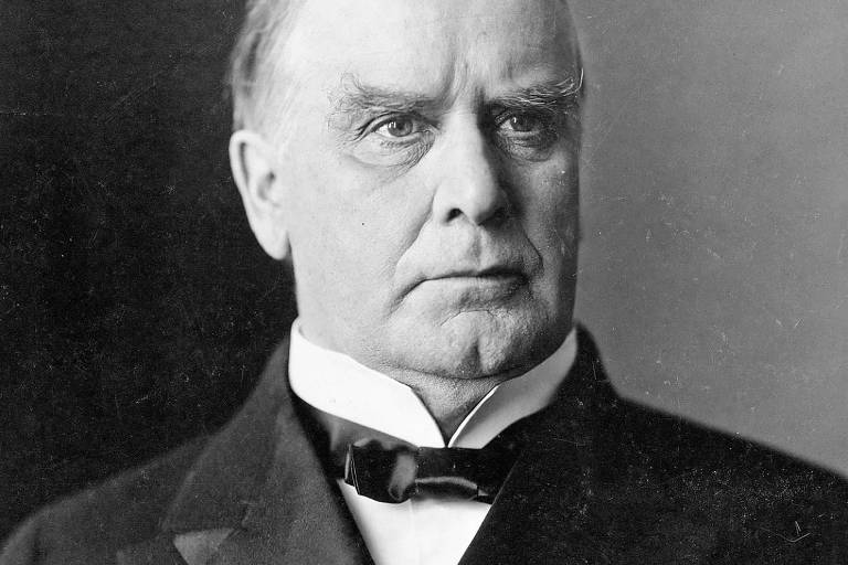 William McKinley, o 25º presidente dos Estados Unidos, liderou o país durante a Guerra Hispano-Americana e implementou políticas de tarifas elevadas para proteger a indústria americana