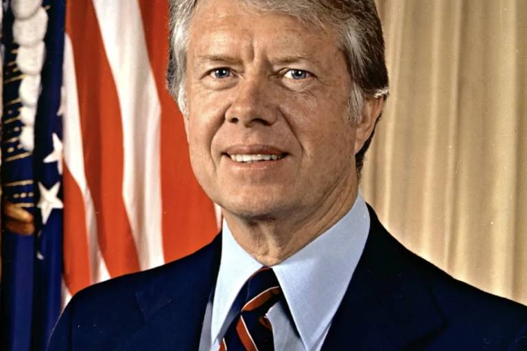 James Carter (ou 'Jimmy' Carter), 39º presidente dos Estados Unidos, ficou conhecido por suas políticas de direitos humanos e pela mediação da paz entre Israel e Egito. Em 2024, aos 100 anos, votou em Kamala Harris