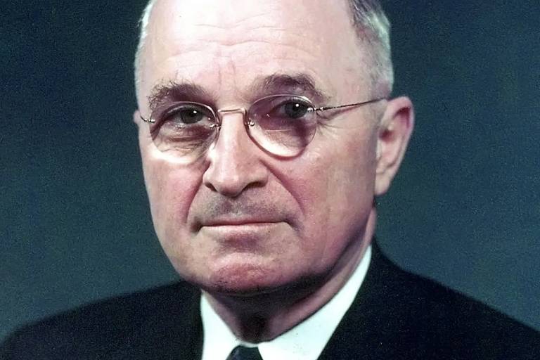 Harry S. Truman, 33º presidente dos Estados Unidos, conhecido por tomar a decisão de usar armas nucleares na Segunda Guerra Mundial e por sua política de contenção durante a Guerra Fria
