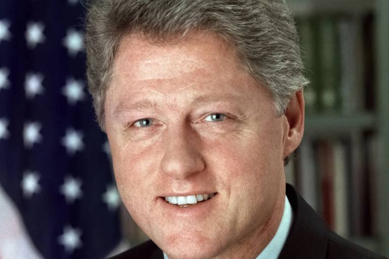 O 42º presidente dos EUA, Bill Clinton, é conhecido por sua política econômica que resultou em um superávit orçamentário e por suas reformas na saúde e educação. Sofreu um impeachment e, posteriormente, foi absolvido pelo Senado