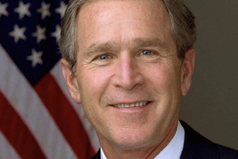 George W. Bush, 43º presidente dos EUA, é filho de George Bush, 41º a ocupar o mesmo cargo. É lembrado por sua resposta aos ataques de 11 de Setembro e pelas invasões do Afeganistão e do Iraque