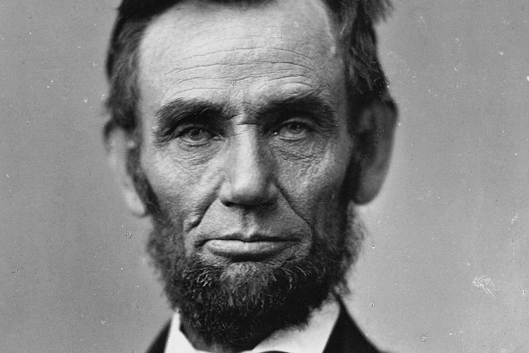 Abraham Lincoln, 16º presidente dos Estados Unidos, liderou o país durante a Guerra Civil e promoveu a abolição da escravatura. Foi assassinado por um ator