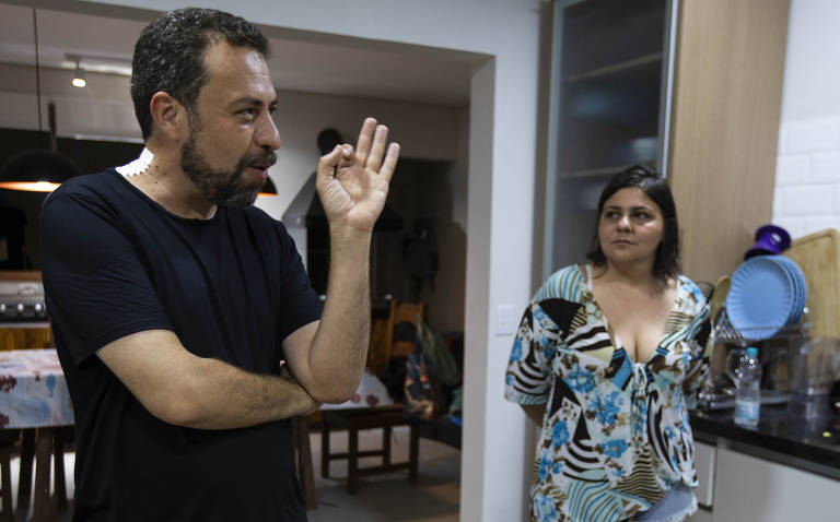 Após derrota para Ricardo Nunes na campanha pela Prefeitura de São Paulo, Guilherme Boulos (PSOL) viajou com a mulher, a advogada Natalia Szermeta, para a casa de praia de sua irmã, em Boiçucanga, no litoral norte de SP