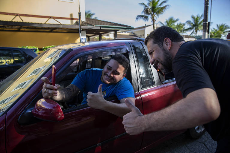 O deputado federal Guilherme Boulos (PSOL) é abordado por motorista para fazer uma selfie