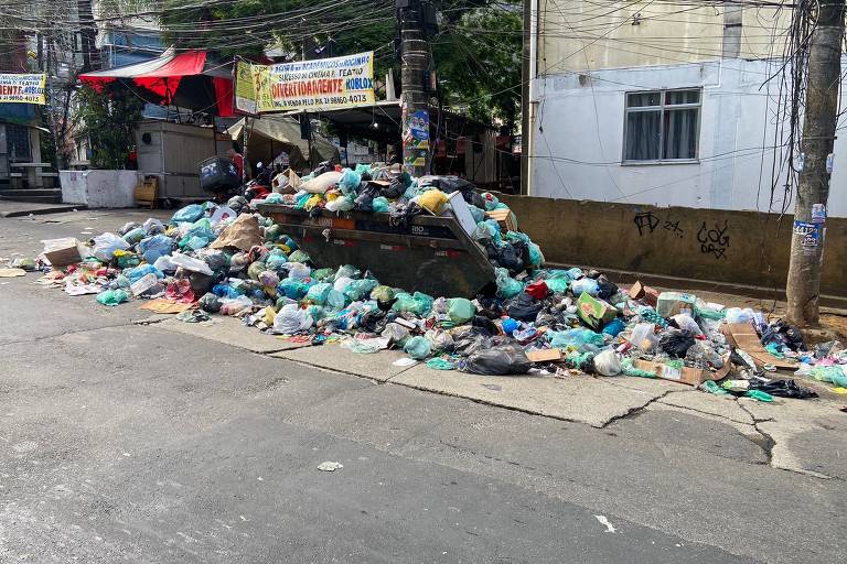 Lixo transborda de caçamba na estrada da Gávea