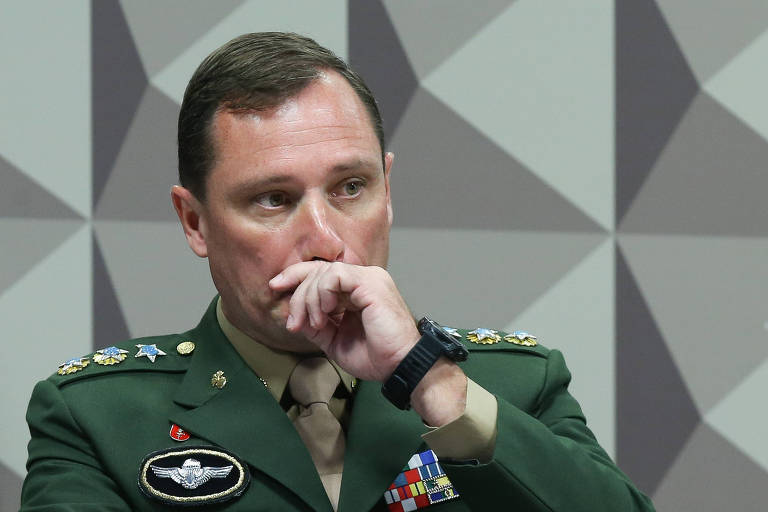 Três dias após a posse de Lula e quatro antes do 8/1, o tenente-coronel Sérgio Cavaliere perguntou a Mauro Cid se "ainda tem algo para acontecer?" e se eram "coisas boas ou horríveis"; Cid apagou duas respostas, mas depois respondeu: "Depende para quem. Para o Brasil é boa"