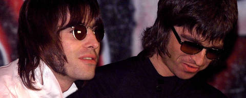 FILE PHOTO: Liam and Noel (R) Gallagher, of the British rock band Oasis, wait for the start of a news conference at a pub in London, Britain August 25.  REUTERS/Dylan Martinez/File Photo ORG XMIT: LON204