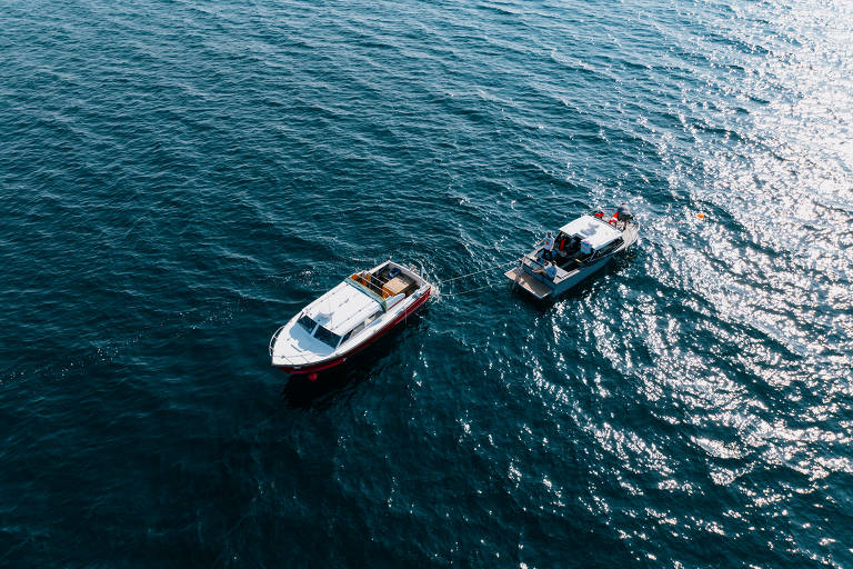 Barcos em missão para resgatar tesouro de veleiro que naufragou em 1878 no lago Huron, um dos Grandes Lagos