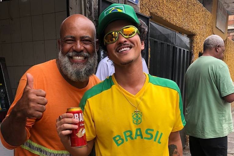 Bruno Mars bebe cerveja e tira fotos com fãs em um bar na capital mineira