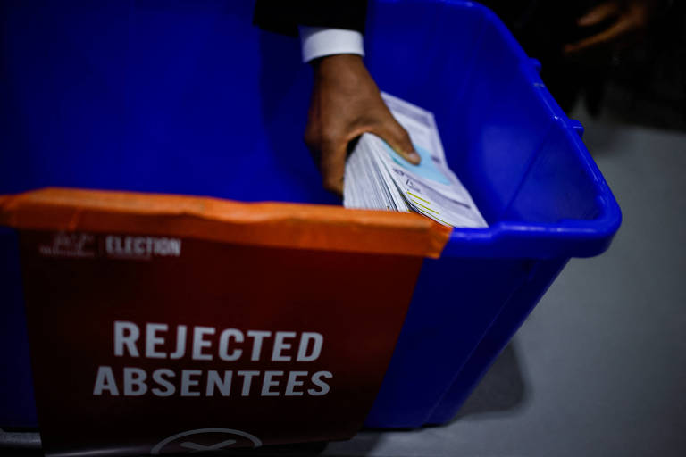 Juíza bloqueia pontos-chave de decreto de Trump para reformar sistema eleitoral dos EUA
