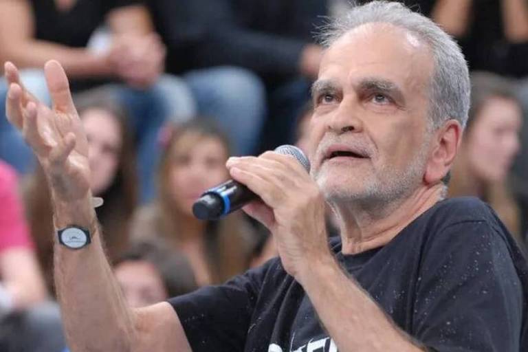 Em foto colorida, homem da entrevista em um programa de auditório