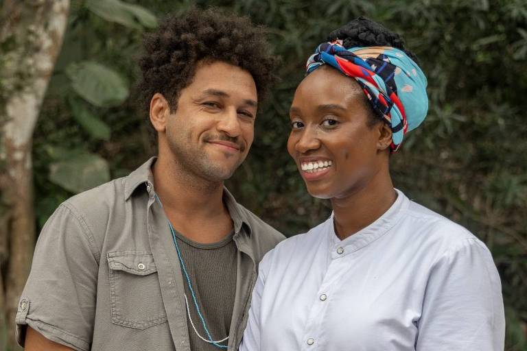 Em foto colorida, casal aparece sorrindo em foto