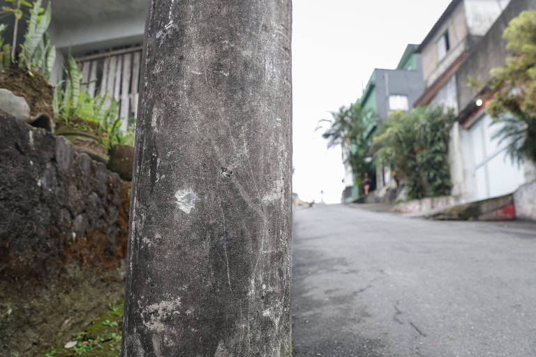Marcas de tiros em poste no local no qual uma criança foi baleada durante ação policial