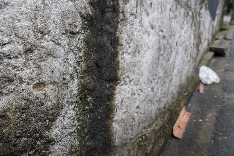 Marcas de tiros em parede próxima ao local do tiroteio