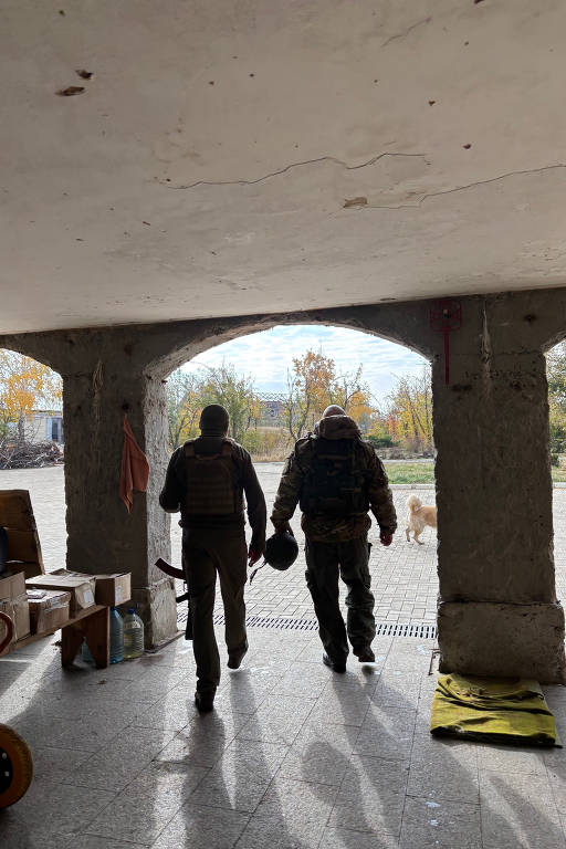 Soldados deixam igreja em Nikolske, em Donetsk