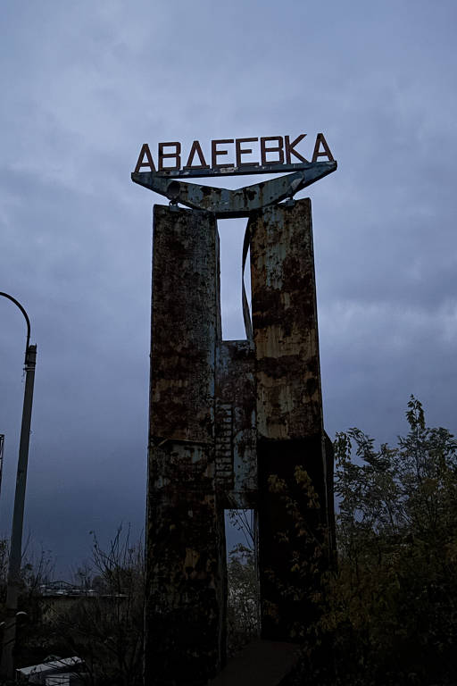 Monumento da entrada de Avdiivka, no leste da Ucrânia, cidade que foi tomada pelos russos ORG XMIT: LOCAL2411051819530275