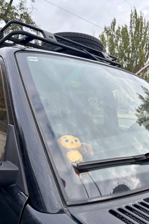 Carro com uma Tcheburachka, mascote adotado pelos russos na linha de frente