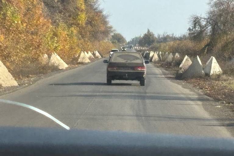 Carros em estrada cercada por dentes de dragão em Donetsk