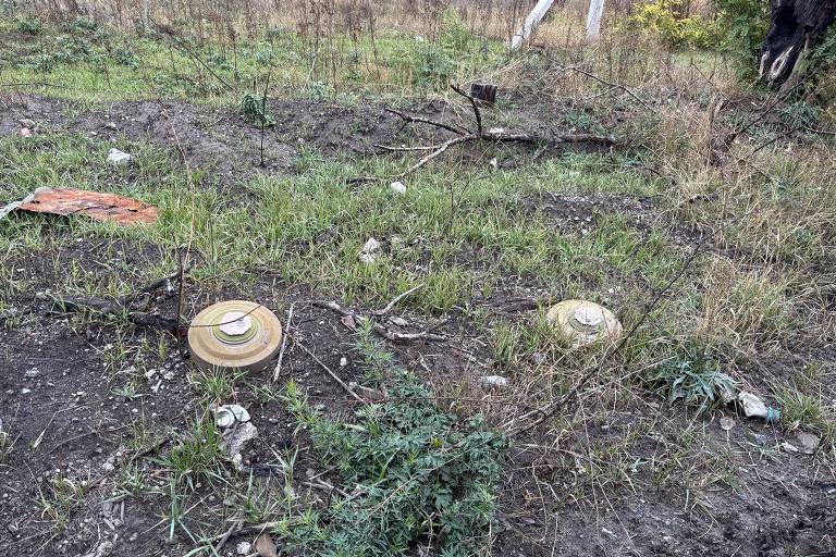 Minas antitanque à beira da estrada perto de Avdiivka (Donetsk)