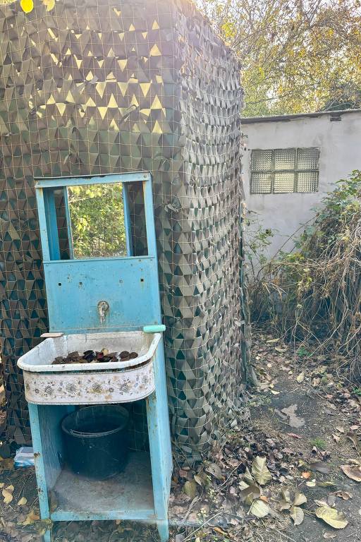 Banheiro camuflado de campanha na região de Donetsk