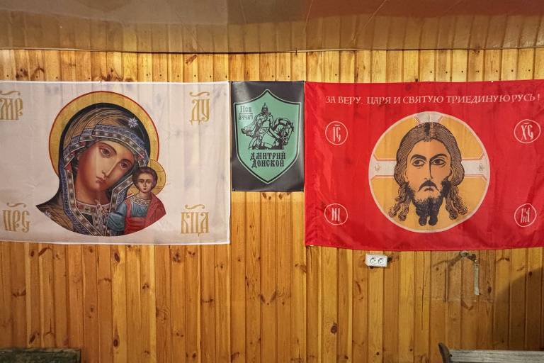 Bandeiras ortodoxas como símbolo Batalhão Dmitri Donskoi no meio, na região de Donetsk