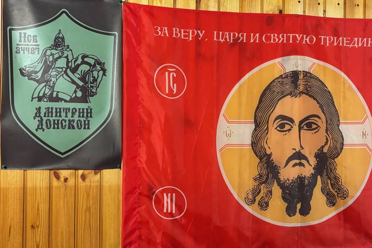 Bandeira ortodoxa ao lado do símbolo do Batalhão Dmitri Donskoi, em Donetsk