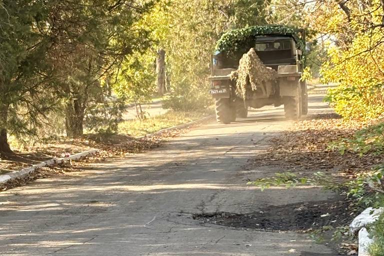 Veículo militar russo em vila no interior de Donetsk