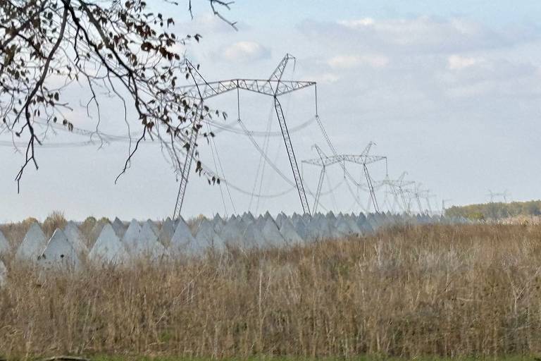 Dentes de dragão junto à linha de transmissão da usina nuclear de Zaporíjia