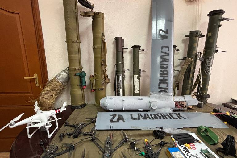 Drones ucranianos, asas de robô com a inscrição 'Por Slavianka' e armas ocidentais em coleção do governo de Donetsk