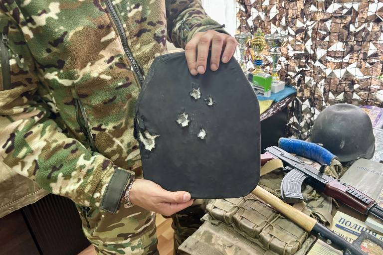 Soldado mostra placa americana usada por militar ucraniano com tiros de AK-47