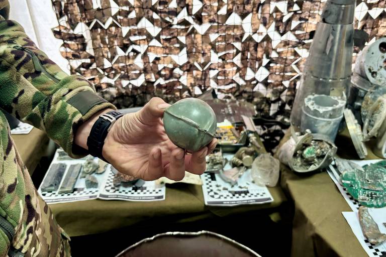 Soldado russo segura uma bomba de fragmentação de míssil Himars americano